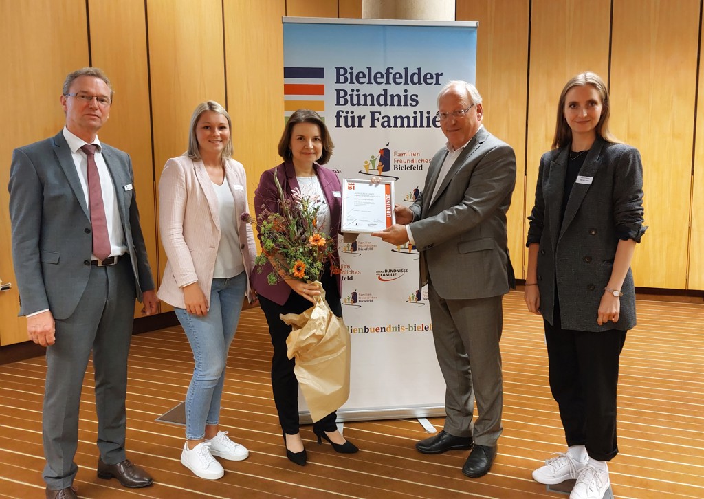 ek-fuer-familienfreundliche-unternehmenspolitik-ausgezeichnet.jpg ek-fuer-familienfreundliche-unternehmenspolitik-ausgezeichnet.jpg