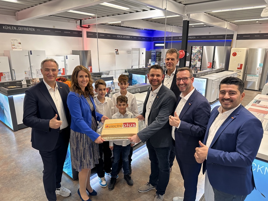 Neueröffnung Electroplus Zimmerly Gruppenbild Mit Torte Neueröffnung Electroplus Zimmerly Gruppenbild Mit Torte