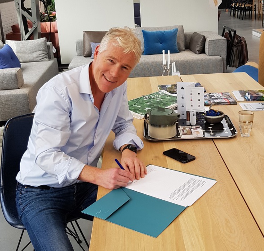 geert-jan-smits-directeur-flinders-zet-handtekening-kl.jpg geert-jan-smits-directeur-flinders-zet-handtekening-kl.jpg