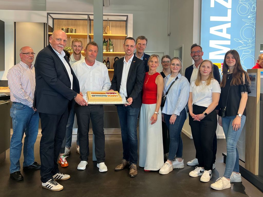 02 Malz Detmold Joachim Malz (4.Vl.), André Beljan (5.Vl.), Martin Wolf (3.Vr.) + EK Retail Team