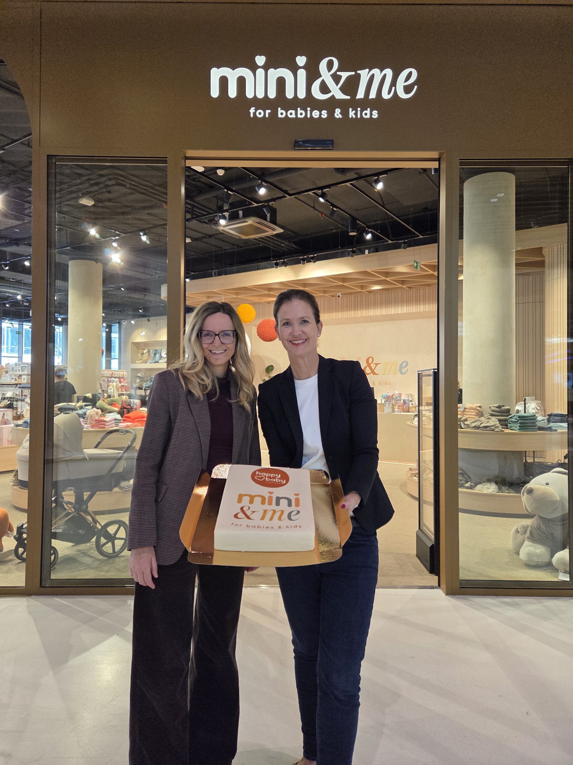 Christine Jungmann (Einkaufsleiterin, Jungmann) und Karoline Gumpert  (Shop and Assortment Consultant Family, EK Retail) vor dem neuen mini & me  Store.