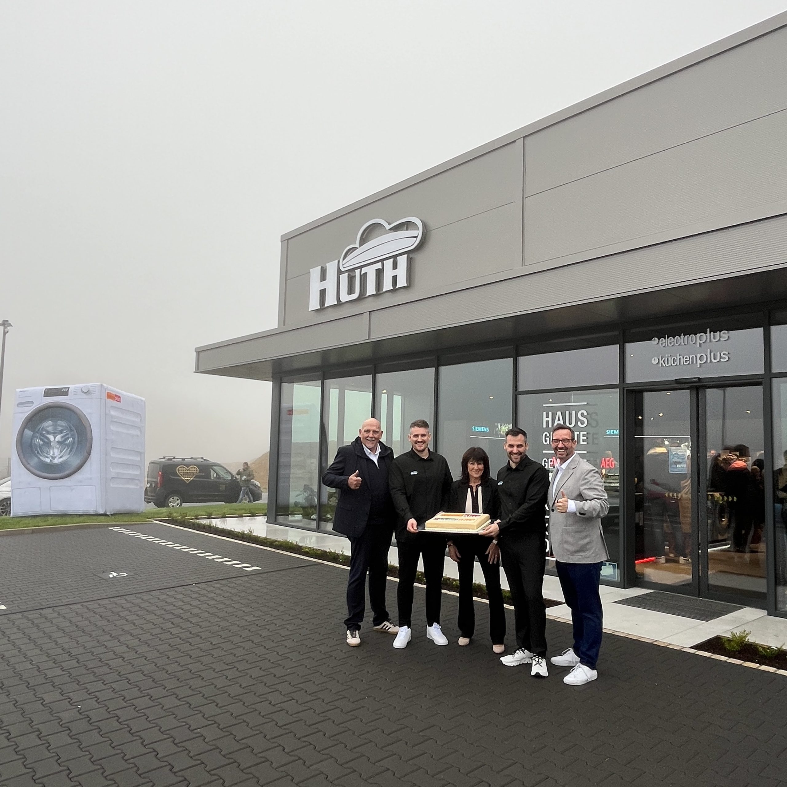 (v. l.) Dirk Borutta (Regionalleiter electroplus, EK Retail), Simon Huth (Geschäftsführer, Hausgeräte Huth), Klaudia Huth (Geschäftsführerin, Hausgeräte Huth), Aljoscha Huth (Geschäftsführer, Hausgeräte Huth) und Martin Wolf (General Manager EK Home Electrical Appliances, EK Retail) feiern die Eröffnung am neuen Standort im Hunsrück.