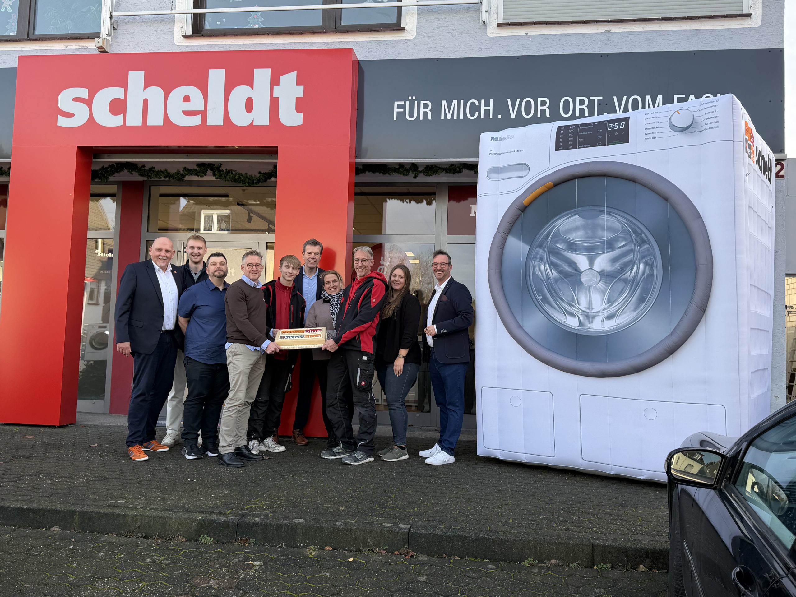 (v.l.) Dirk Borutta (Regionalleiter electroplus, EK Retail), Paul Süwer (Team Lead Marketing and E-Commerce, EK Retail), Mario Wagner (Elektro Scheldt), Dirk Scheldt (Geschäftsführer, Elektro Scheldt), Justus Scheldt (Elektro Scheldt), Franz Schreckenberg (Team Lead Category Management Electro, EK Retail), Nadja Scheldt (Elektro Scheldt), Ulf Scheldt (Geschäftsführer, Elektro Scheldt), Lydia Wallier (Elektro Scheldt) und Martin Wolf (General Manager EK Home Electrical Appliances, EK Retail) feiern die Eröffnung von electroplus küchenplus Scheldt in Rösrath.