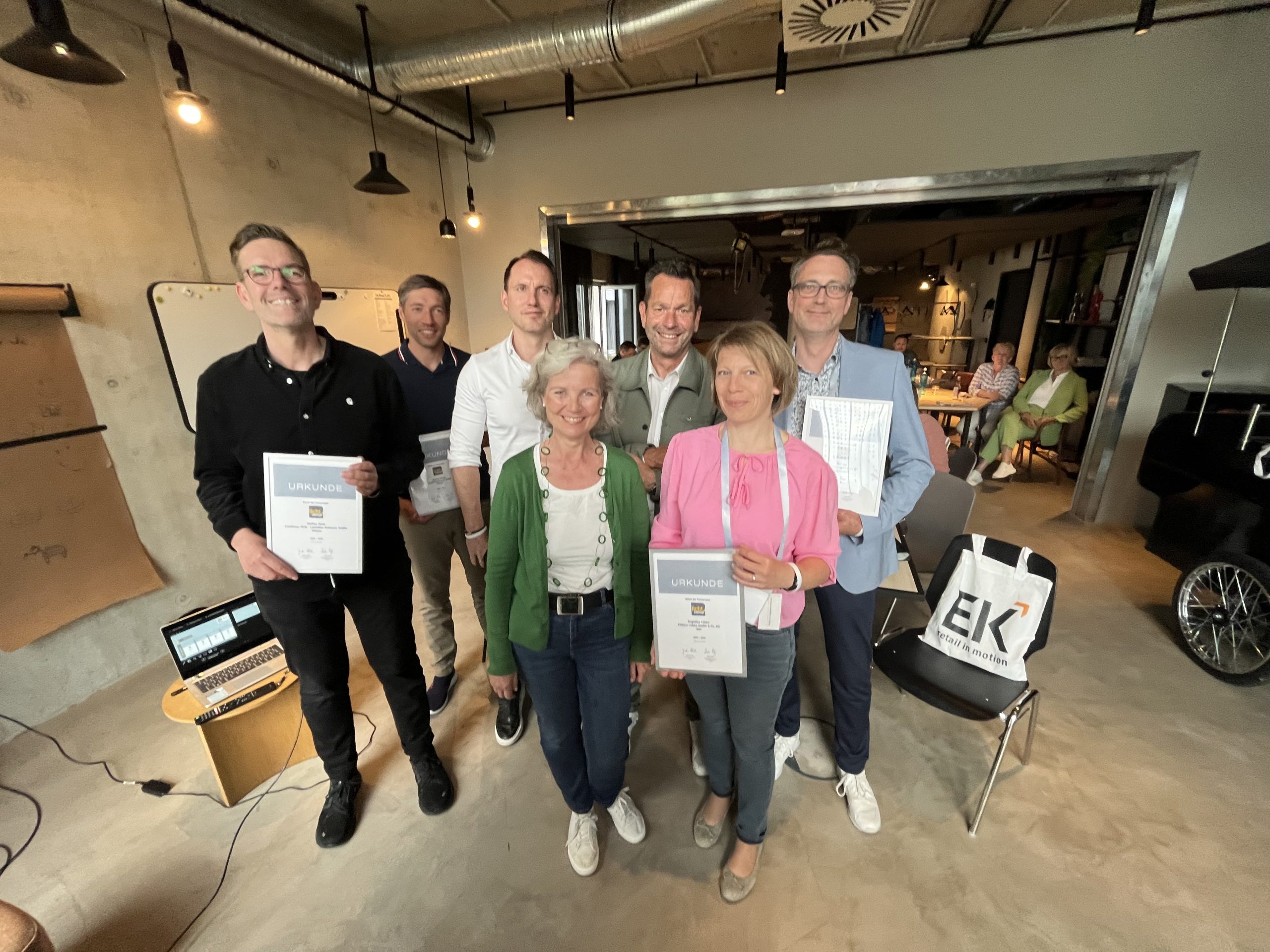 Der Beirat der Fachgruppe licht+concept und Thorsten Niebuhr (v. l. n. r.): Steffen  Hirte (Lichthaus Hirte), Marcel Petzke (Leuchtenland.com), Timm Rohrbach  (Lichthaus Rohrbach), Susanne Kurtz (Lichtkonzept Kurtz), Thorsten Niebuhr  (Senior Concept Manager licht+concept, EK Retail), Angelika Lübke (Elektro  Lübke) und Nils Rix (RIXLICHT).