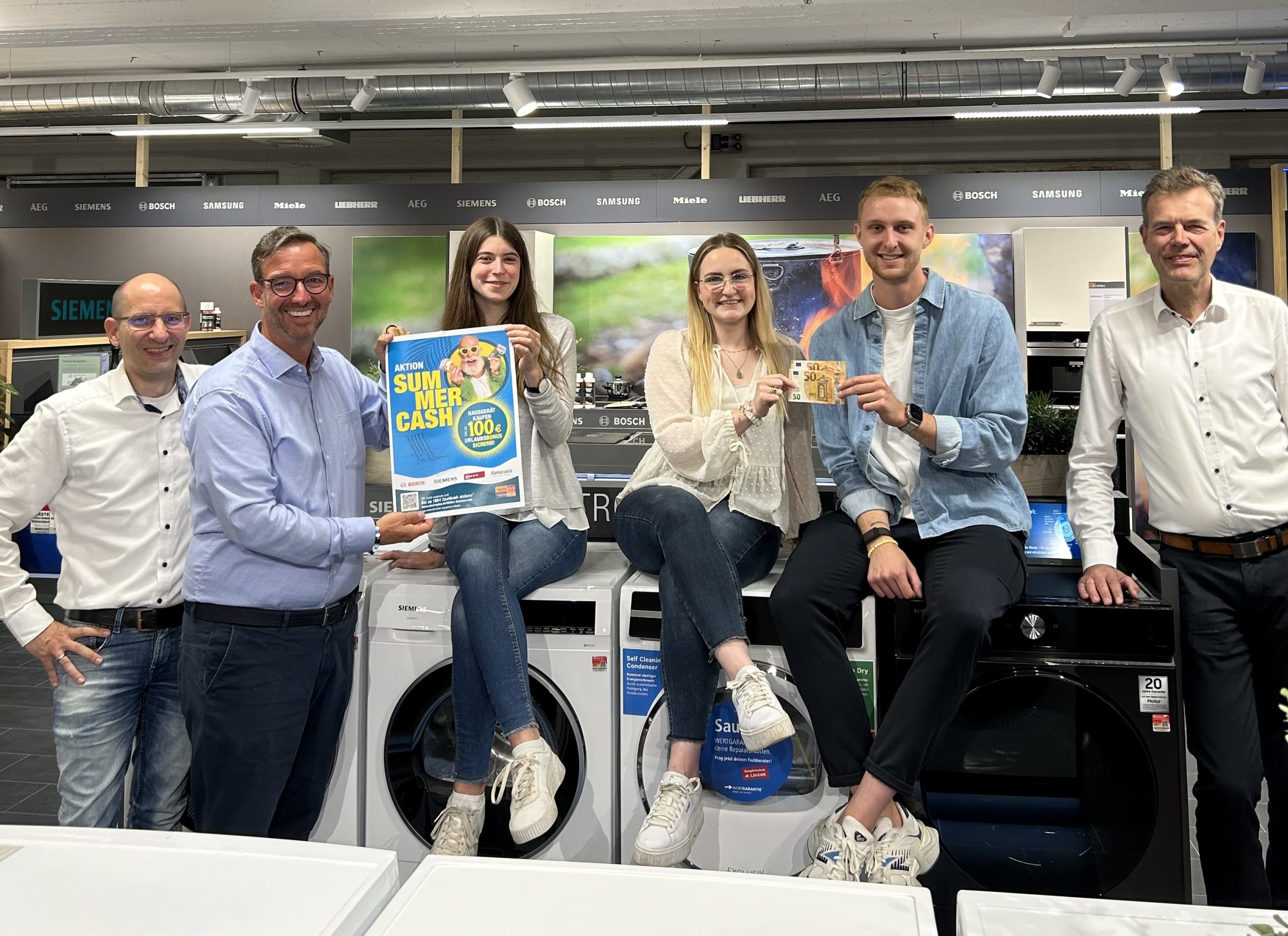 Das electroplus küchenplus Team präsentieren ihre neue BSH Mega-Kampagne  „Summercash“ (v.l.n.r.): Christian Claes (Senior Concept Manager küchenplus, EK  Retail), Martin Wolf (General Manager EK Home Electrical Appliances, EK Retail),  Maren Dippel (Online Marketing Manager, EK Retail), Pia Strieder (E-Commerce  Manager, EK Retail), Paul Süwer (Team Lead Marketing and E-Commerce, EK  Retail) und Franz Schreckenberg (Team Lead Category Management Electro, EK  Retail).