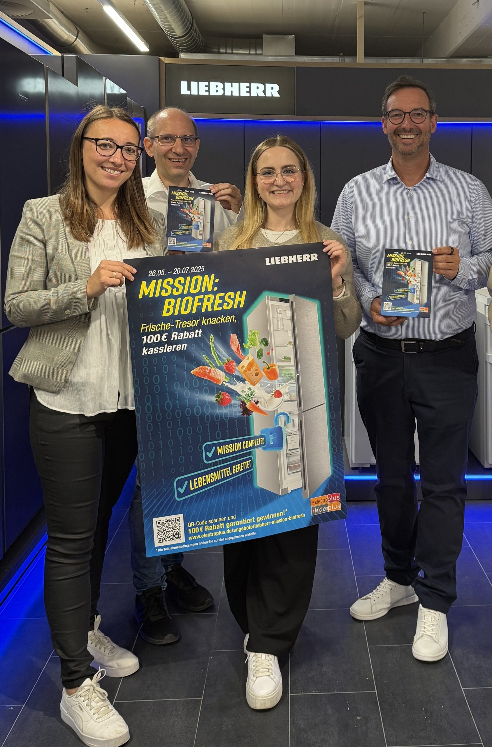 v. l. n. r.: Meike Ullrich (Senior Concept Manager electroplus, EK Retail),  Christian Claes (Senior Concept Manager küchenplus, EK Retail), Pia  Strieder (E-Commerce Manager, EK Retail) und Martin Wolf (General  Manager EK Home Electrical Appliances, EK Retail) freuen sich über den  erfolgreichen Verlauf ihrer Kampagne „Mission: BioFresh“.