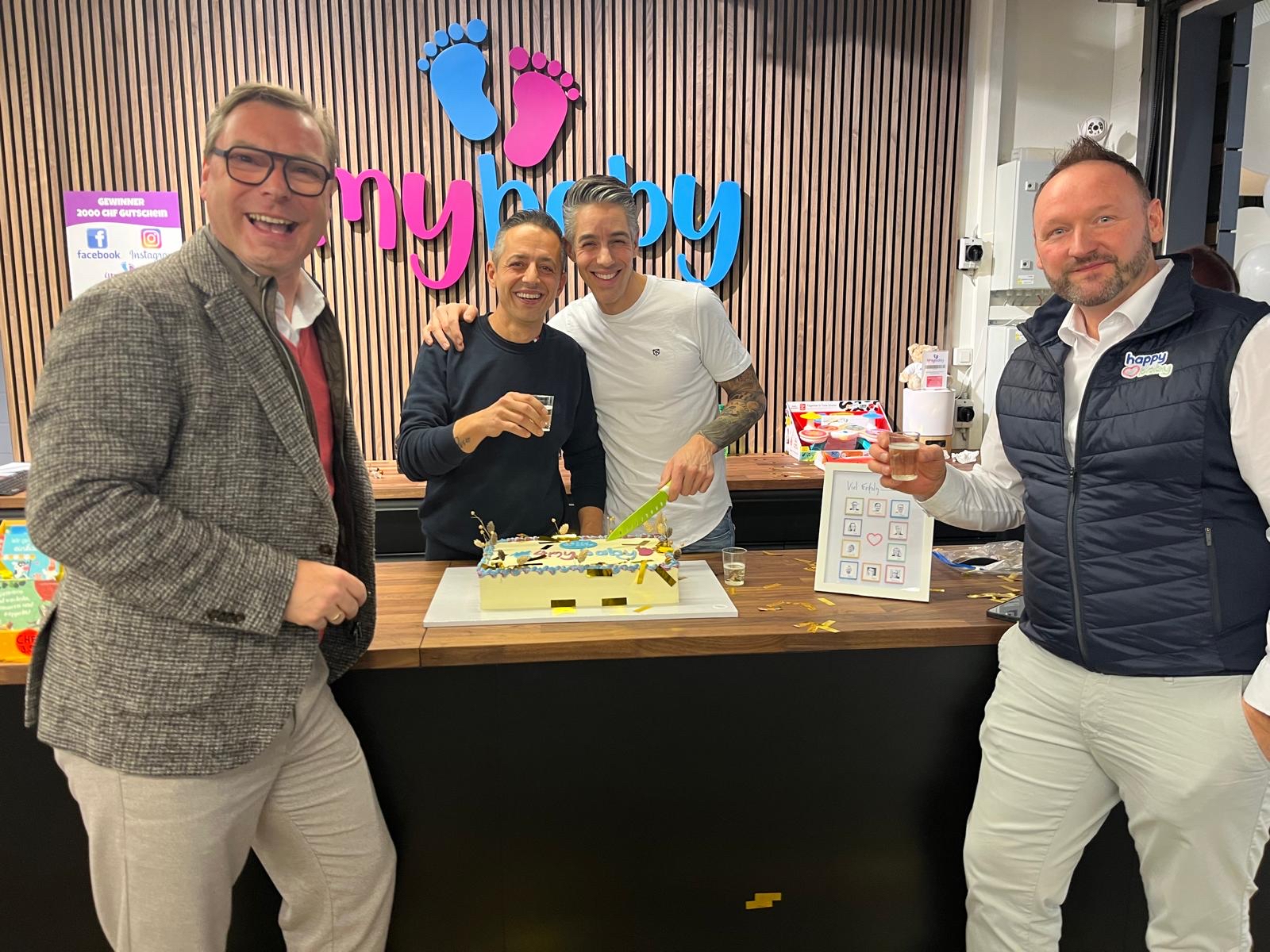 (v. l. n. r.) André Babenhauserheide (General Manager EK Home Baby & Toys,  EK Retail), Giorgio Migliaccio (Inhaber), Fabio Migliaccio sowie Marcel Filax (Projects & Customer Relations Manager Family, EK Retail) feiern die Eröffnung des  neuen 4mybaby Stores in Regensdorf (CH).