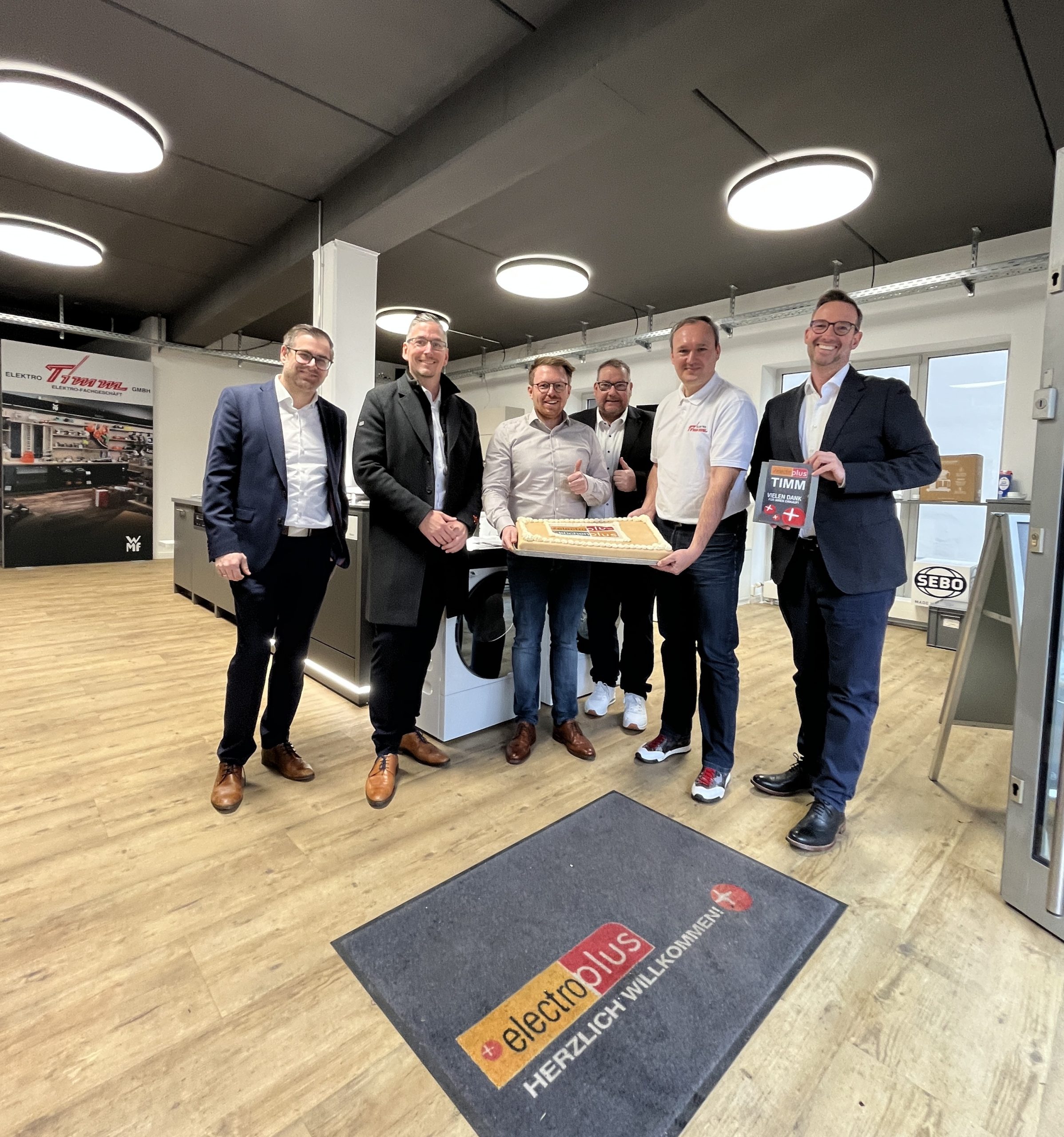 v.l.n.r.: Patrick Bandau (Area Sales Manager Electrical Retail North-East Germany, Liebherr), Ingo Dziondziak (Vertriebsbeauftragter, Miele), Marvin Timm (Elektro Timm), Rainer Herold (Regionalleiter electroplus küchenplus, EK Retail), Marco Pultar (Elektro Timm) und Martin Wolf (General Manager EK Home Electrical Appliances, EK Retail) feiern die Neueröffnung in Ahrensburg.