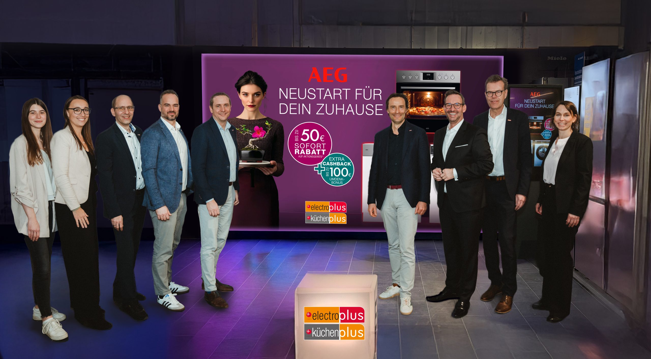 electroplus küchenplus und AEG präsentieren ihre Kampagne „Neustart für dein Zuhause“ (v.l.n.r.): Maren Dippel (Junior Online Marketing Manager, EK Retail), Meike Ullrich (Senior Concept Managerin electroplus, EK Retail), Christian Claes (Senior Concept Manager küchenplus, EK Retail), Nico Sörries (Key Account Manager, AEG Electrolux), Daniel Köhn (Sales Director Electrical Retail, AEG Electrolux), Michael Geisler (Geschäftsführer AEG Electrolux Hausgeräte GmbH), Martin Wolf (General Manager EK Home Electrical Appliances, EK Retail), Franz Schreckenberg (Team Lead Category Management Electro, EK Retail) und Alice Jank (Category Manager Major Domestic Appliances, EK Retail).