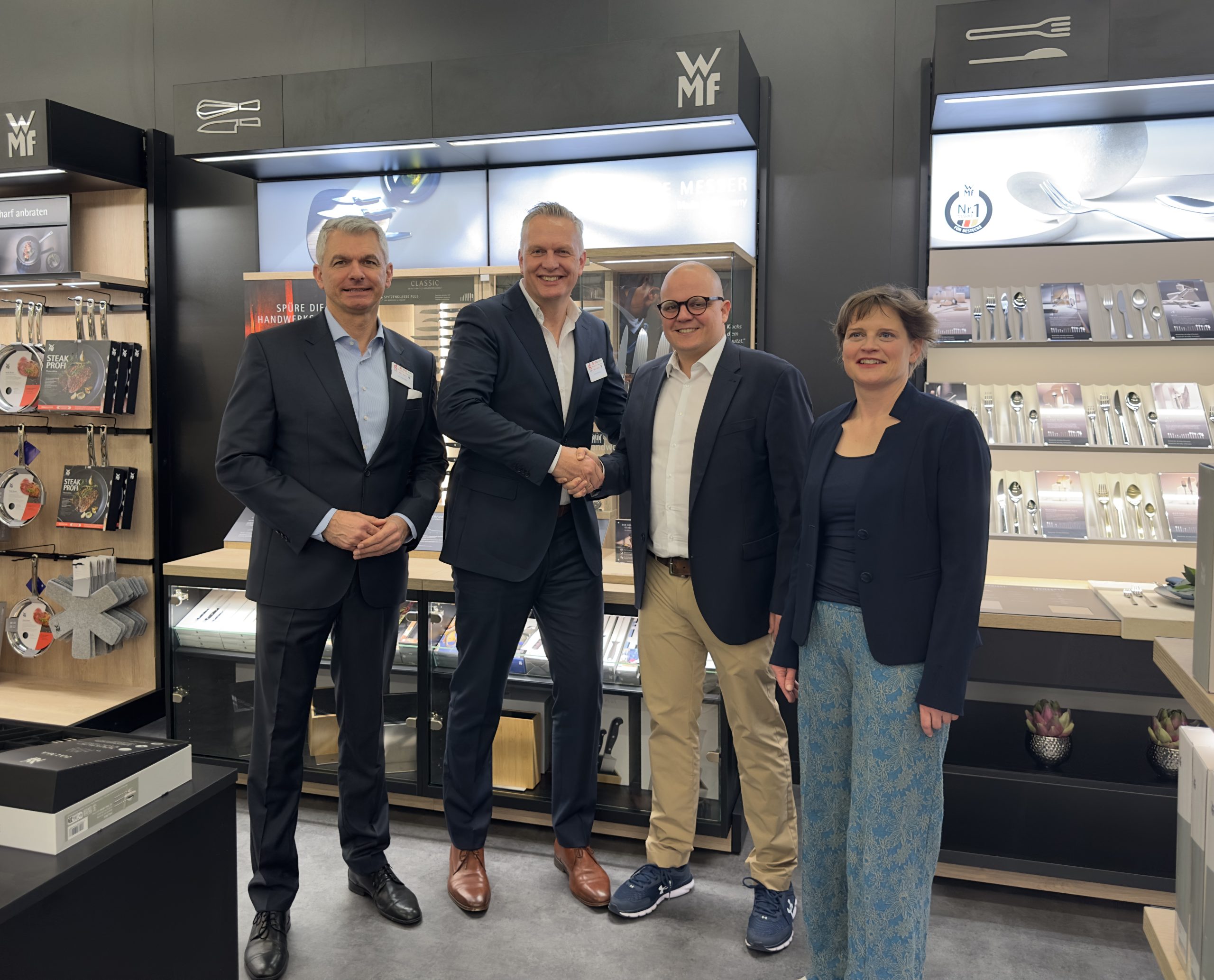 v. l. n. r.: Jens Biermann (Account Director, Groupe SEB WMF Consumer GmbH), Fenno de Boer (Vice President Sales, Groupe SEB WMF Consumer GmbH), Jochen Pohle (Chief Retail Officer, EK Retail) und Susanne Heiduczek (General Manager EK Home Housewares, EK Retail) verkünden im Rahmen der EK LIVE Frühjahrsmesse den Ausbau ihrer langjährig bestehenden Partnerschaft