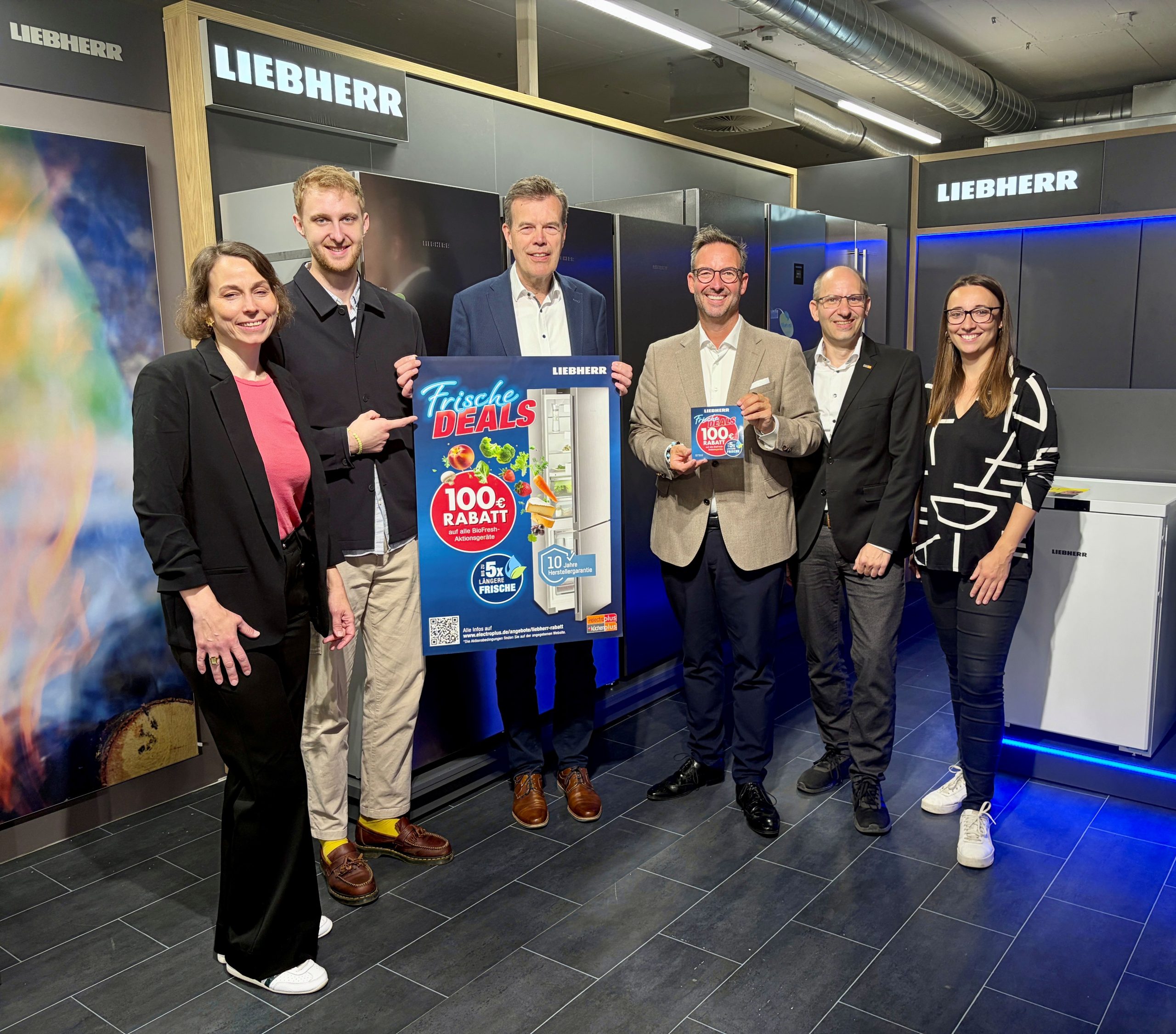 electroplus küchenplus und Liebherr präsentieren neue Sommeraktion (v. l. n. r.): Alice Jank (Category Manager Major Domestic Appliances, EK Retail), Paul Süwer (Team Lead Marketing and E-Commerce, EK Retail), Franz Schreckenberg (Team Lead Category Management Electro, EK Retail), Martin Wolf (General Manager EK Home Electrical Appliances, EK Retail), Christian Claes (Senior Concept Manager küchenplus, EK Retail) und Meike Ullrich (Senior Concept Manager electroplus, EK Retail).