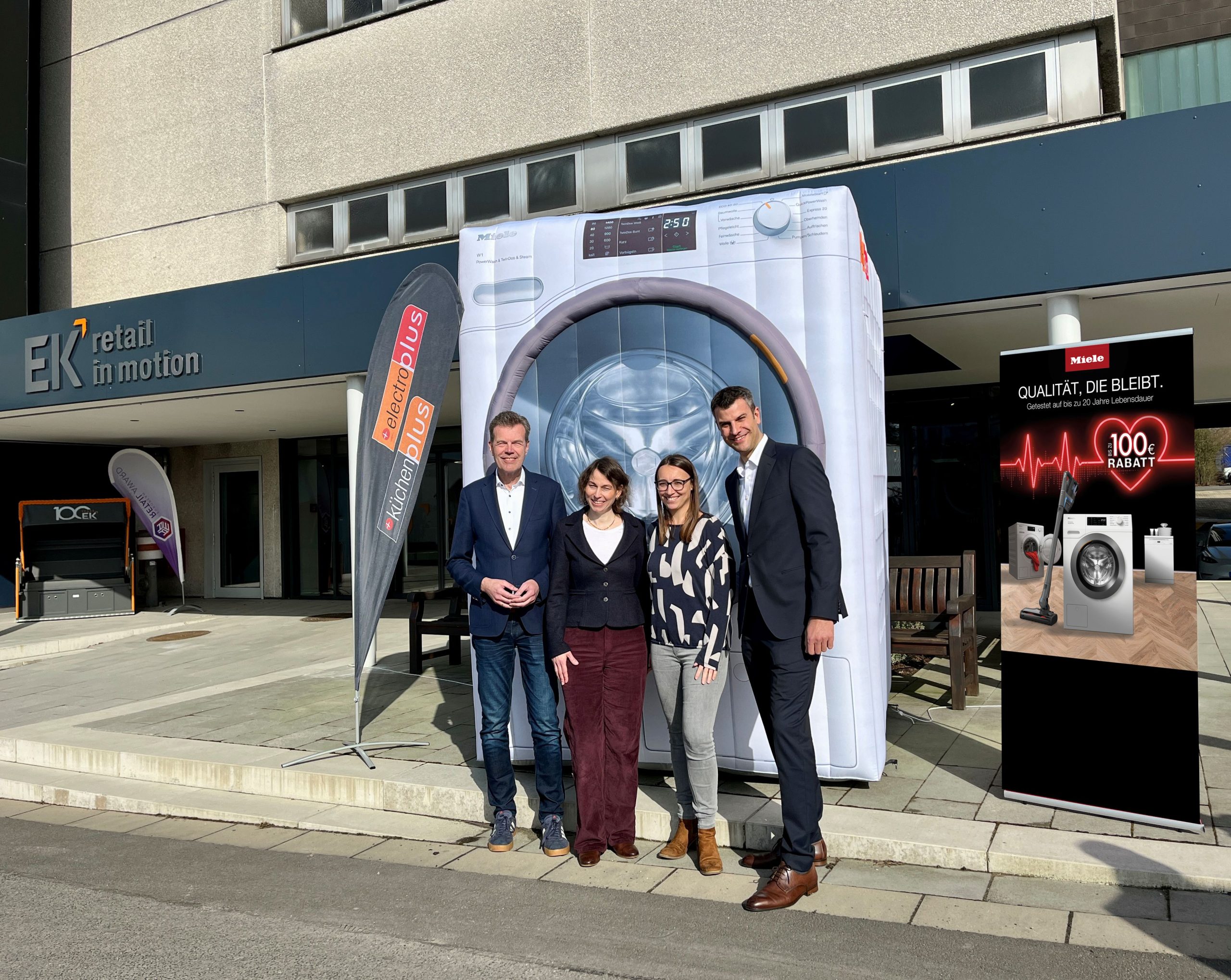 electroplus küchenplus und Miele feiern Kampagnenerfolg mit deutlichem  Umsatzplus (v.l.n.r.): Franz Schreckenberg (Team Lead Category Management  Electro, EK Retail), Alice Jank (Category Managerin Major Domestic Appliances,  EK Retail), Meike Ullrich (Senior Concept Manager electroplus, EK Retail) und Daniel Ellies (Key Account Manager, Miele Vertriebsgesellschaft Deutschland KG).