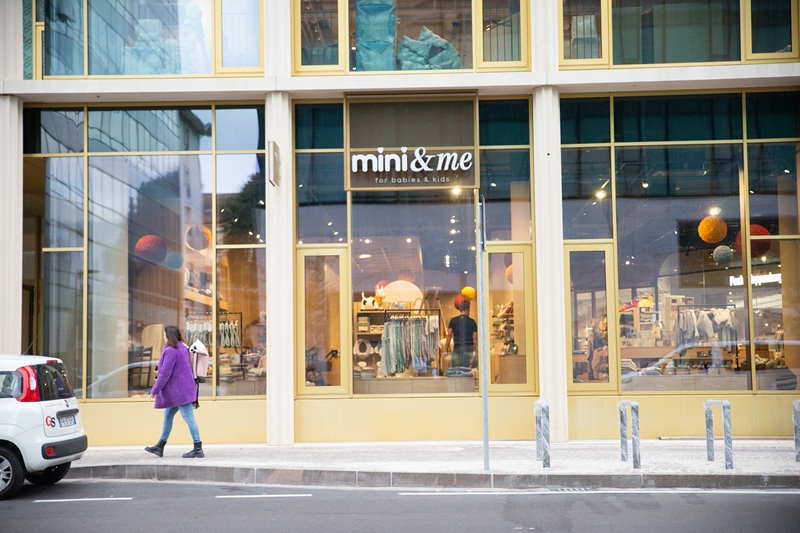 Die Außenfassade des neuen mini & me Store im Einkaufszentrum  WaltherPark in der Bozener Innenstadt.