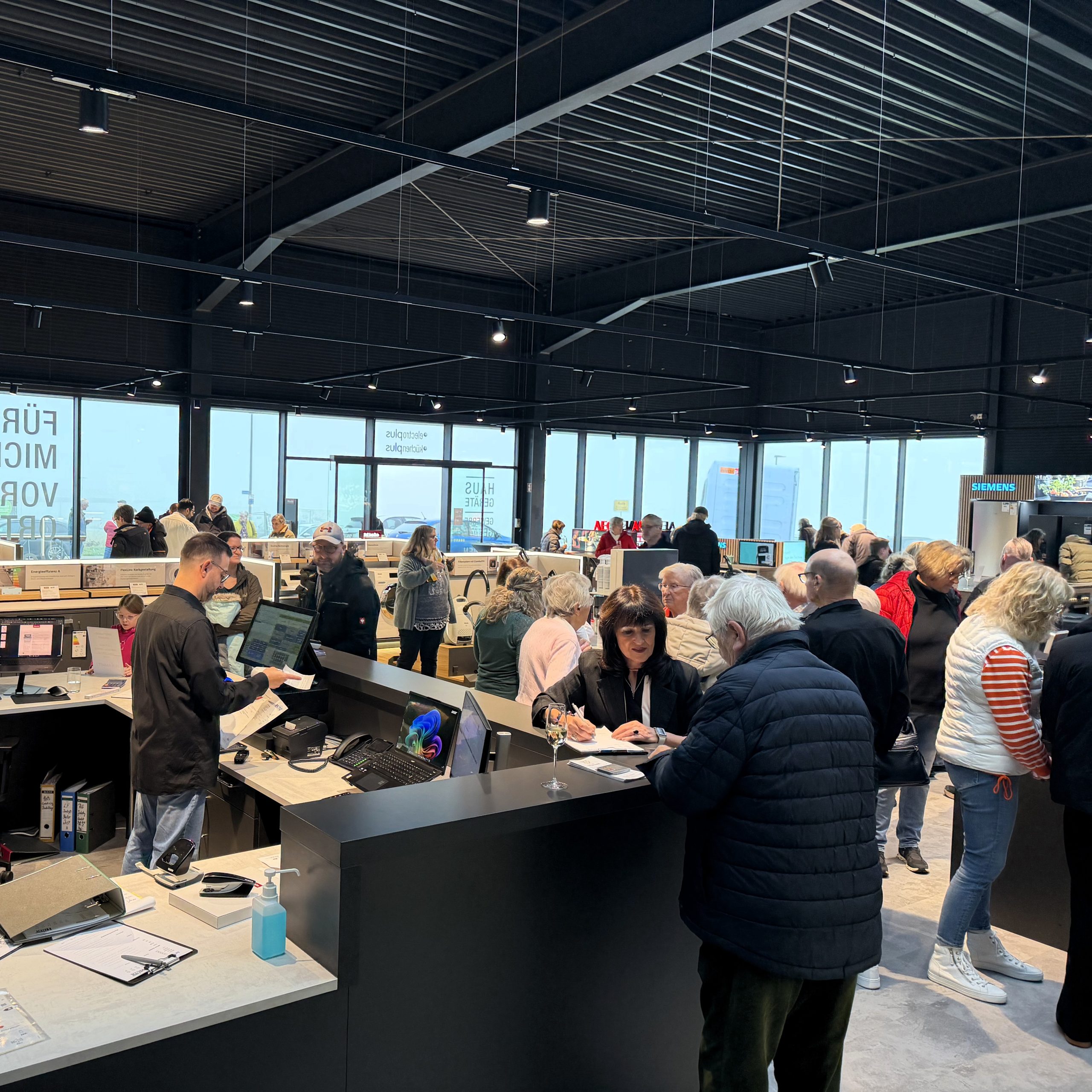 Die Verkaufsfläche für Elektrogeräte und die Küchenausstellung verschmelzen Technik und Wohngefühl zu einem durchgängigen Einkaufserlebnis.