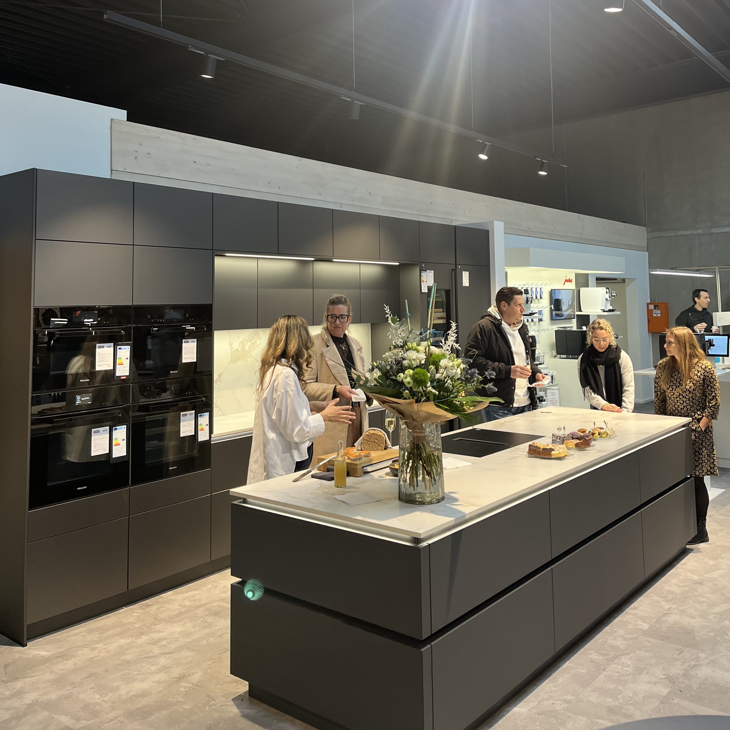 Die Verkaufsfläche für Elektrogeräte und die Küchenausstellung verschmelzen Technik und Wohngefühl zu einem durchgängigen Einkaufserlebnis.