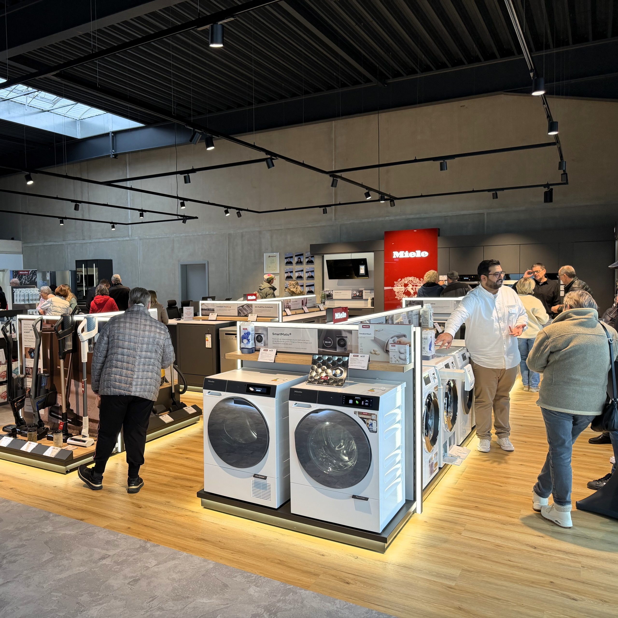 Die Verkaufsfläche für Elektrogeräte und die Küchenausstellung verschmelzen Technik und Wohngefühl zu einem durchgängigen Einkaufserlebnis.