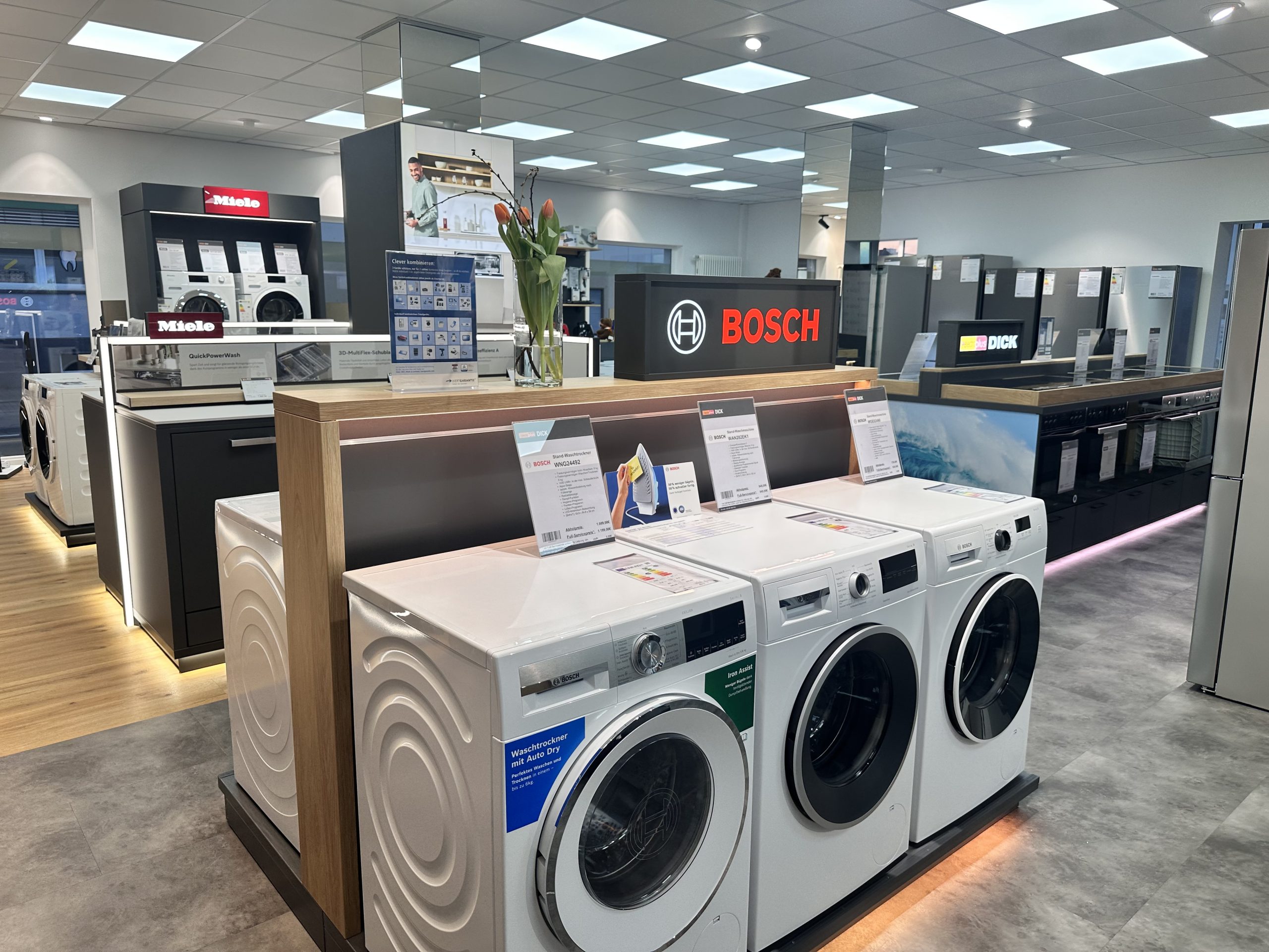 Das weitere Bildmaterial gibt zusätzliche Einblicke in den electroplus küchenplus Dick Store in Zweibrücken.