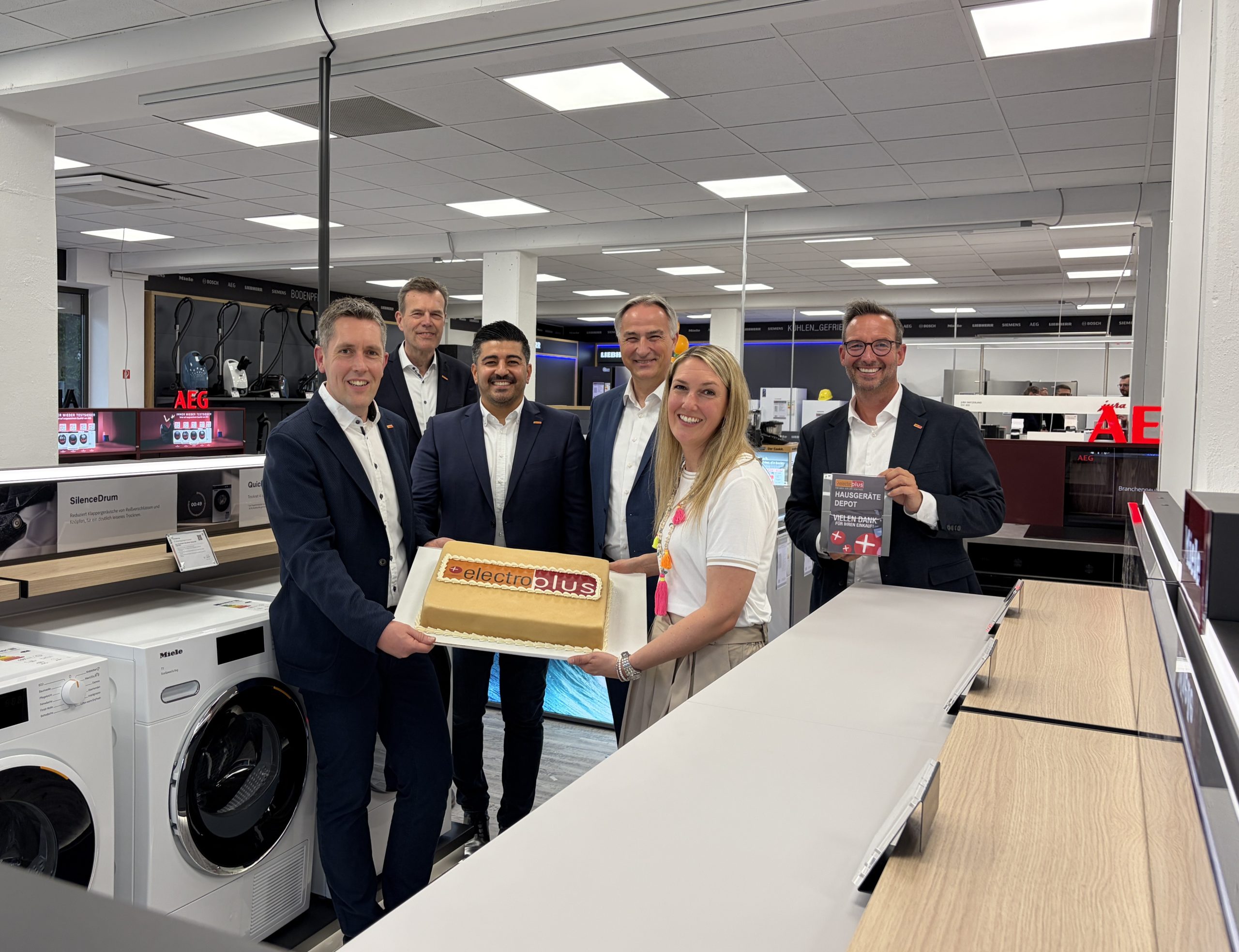 (v. l. n. r.) Alexander Bahler (Inhaber, Hausgeräte Depot), Franz Schreckenberg (Team Lead Category Management Electro, EK Retail), Ali Uyar (Store Designer electroplus, EK Retail), Christian Bichlmeier (Regional Sales Manager, EK Retail), Patrizia Seifert (Inhaberin, Hausgeräte Depot) und Martin Wolf (General Manager EK Home Electrical Appliances, EK Retail) feiern die Eröffnung von electroplus küchenplus Hausgeräte Depot in Schorndorf.