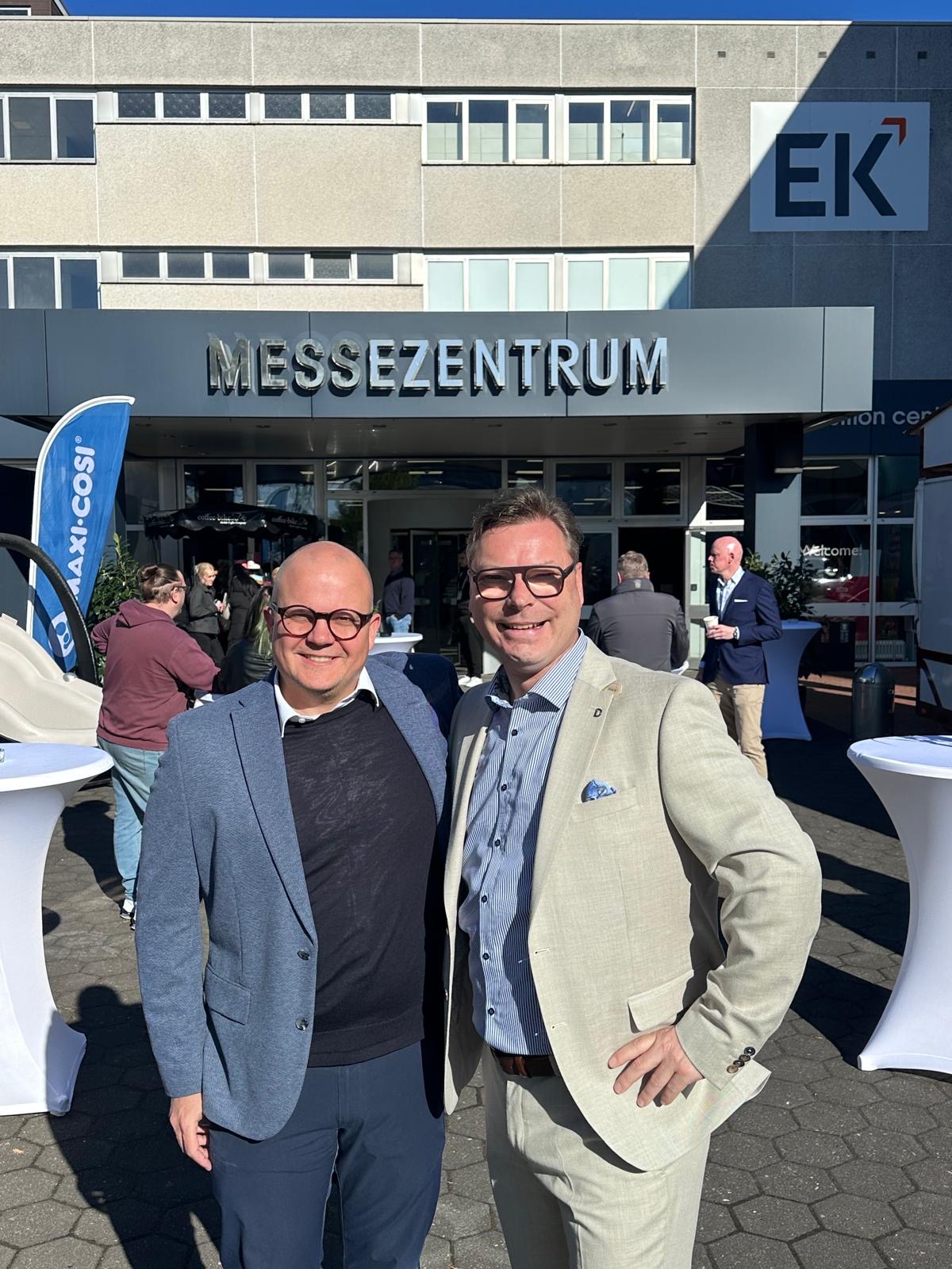 Jochen Pohle (Chief Retail Officer (CRO), EK Retail) und André Babenhauserheide (General Manager EK Home Baby & Toys, EK Retail) vor dem Messeeingang während der EK FUN Family-Ordermesse.