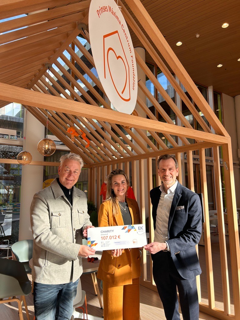Van links naar rechts: Mike Spoelder (Manager Business Development, EK Fashion), Nienke Beek (Corporate Partnerships, Prinses Máxima Centrum) en Rik Klercq (CIO en projectleider van de campagne ‘100 jaar EK Retail', EK Retail) tijdens de chequeoverhandiging in het Prinses Máxima Centrum in Utrecht.