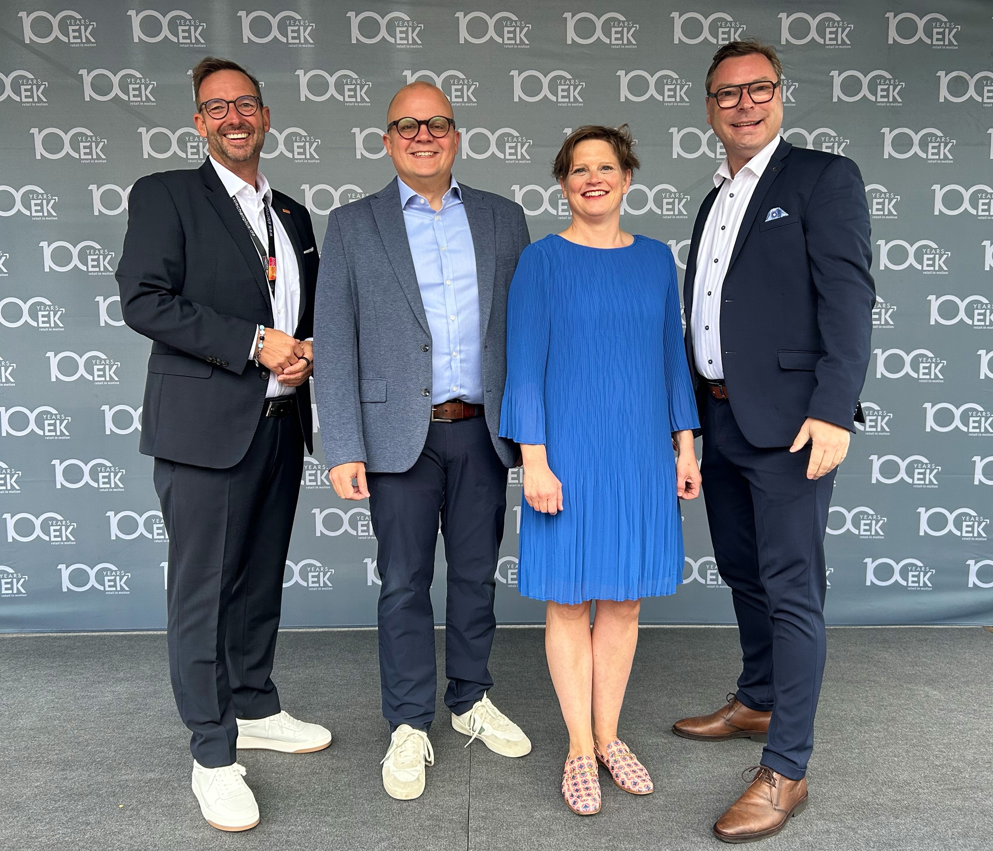 (v.l.n.r.) Martin Wolf (General Manager EK Home Electrical Appliances, EK Retail),  Jochen Pohle (Chief Retail Officer, EK Retail), Susanne Heiduczek (General Ma nager EK Home Housewares, EK Retail) und André Babenhauserheide (General  Manager EK Home Baby & Toys, EK Retail) präsentieren auf der EK LIVE Herbstmesse starke Impulse für den Fachhandel.