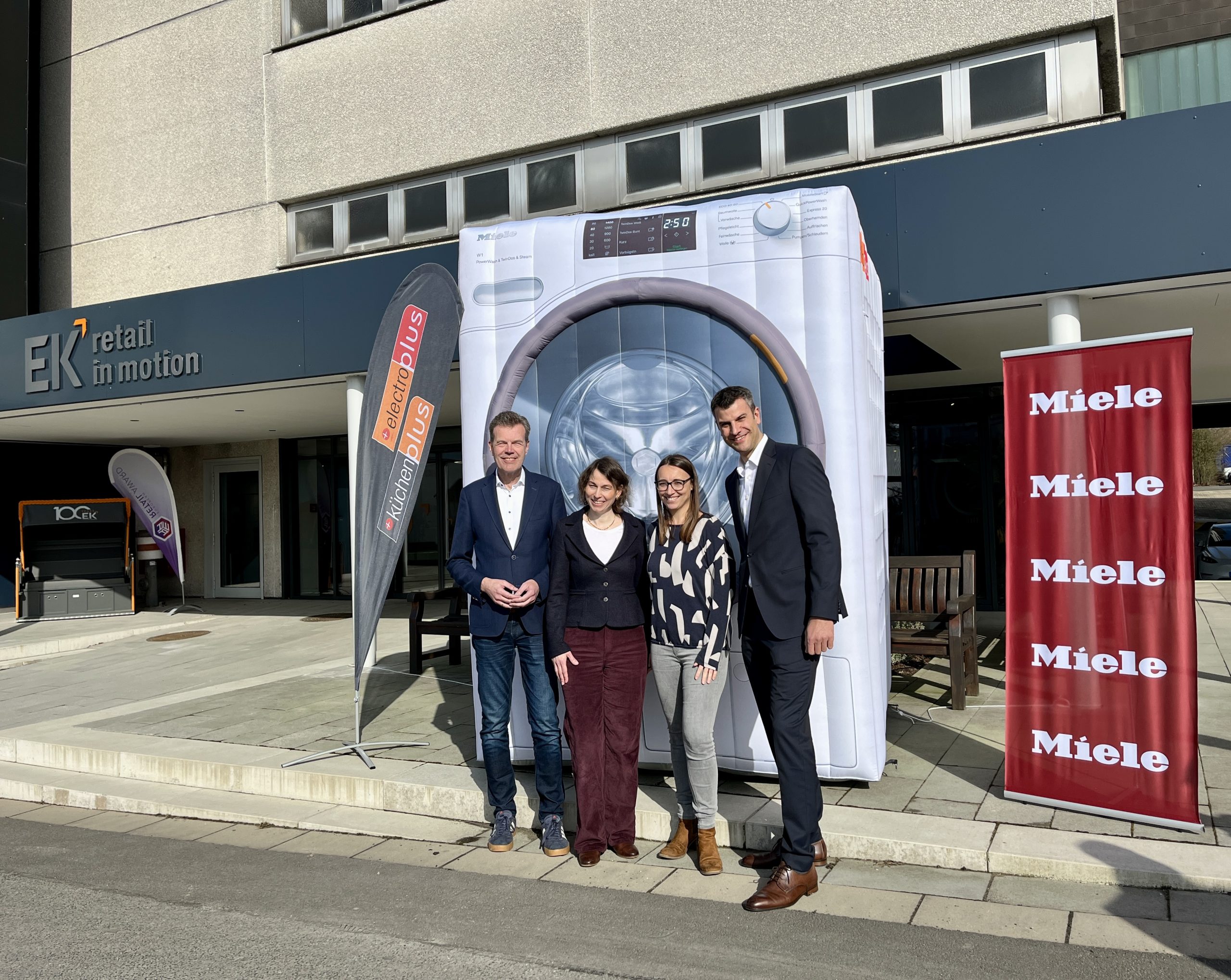 electroplus küchenplus und Miele starten gemeinsame Qualitätsoffensive im Fachhandel (v. l. n. r.): Franz Schreckenberg (Team Lead Category Management Electro, EK Retail), Alice Jank (Category Managerin Major Domestic Appliances, EK Retail), Meike Ullrich (Senior Concept Manager electroplus, EK Retail) und Daniel Ellies (Key Account Manager, Miele Vertriebsgesellschaft Deutschland KG).