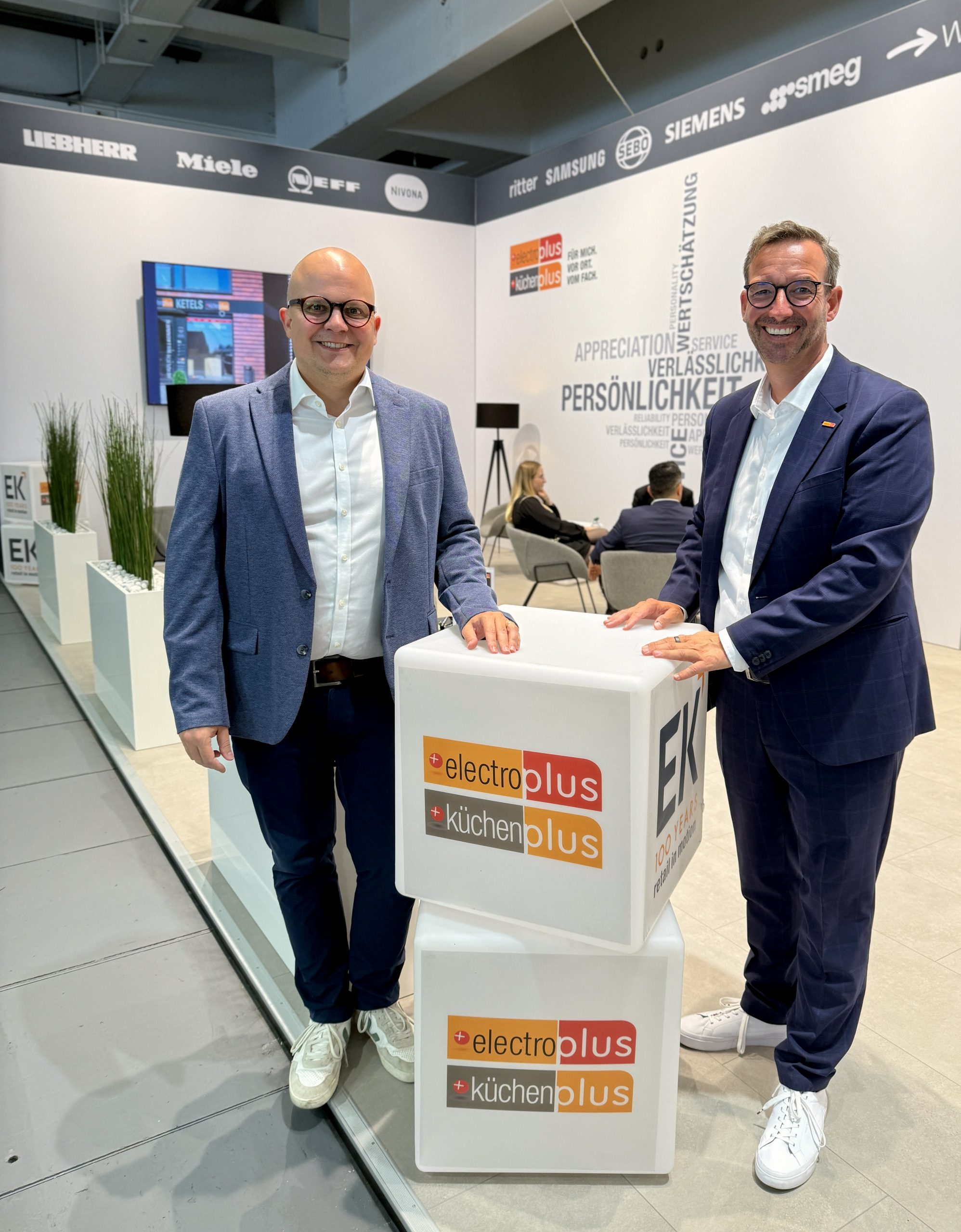 Jochen Pohle (Chief Retail Officer, EK Retail) und Martin Wolf (General Manager  EK Home Electrical Appliances, EK Retail) ziehen ein positives Fazit zur IFA: Mit  electroplus küchenplus wurden dem Fachhandel starke und zukunftsorientierte  Konzepte präsentiert.