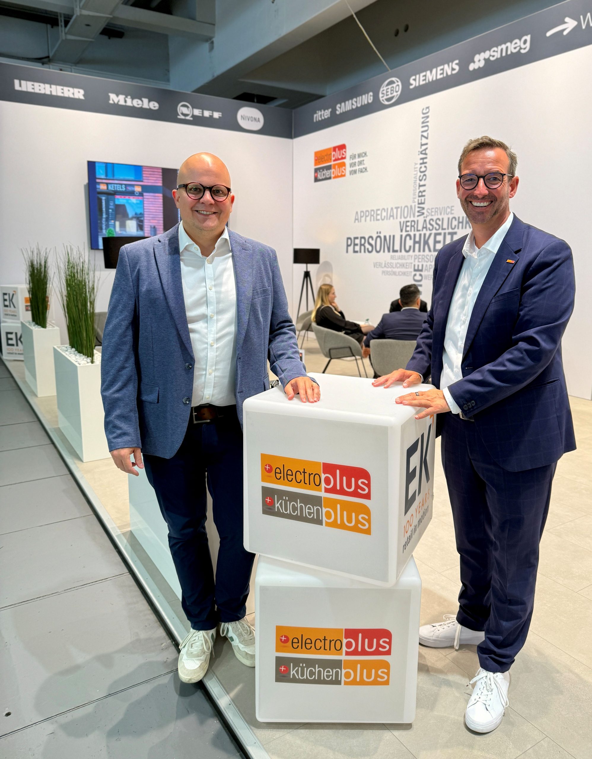 Jochen Pohle (Chief Retail Officer, EK Retail) und Martin Wolf (General Manager  EK Home Electrical Appliances, EK Retail), präsentieren auf der IFA 2026 die  electroplus küchenplus Erfolgswege für Fachgeschäfte.