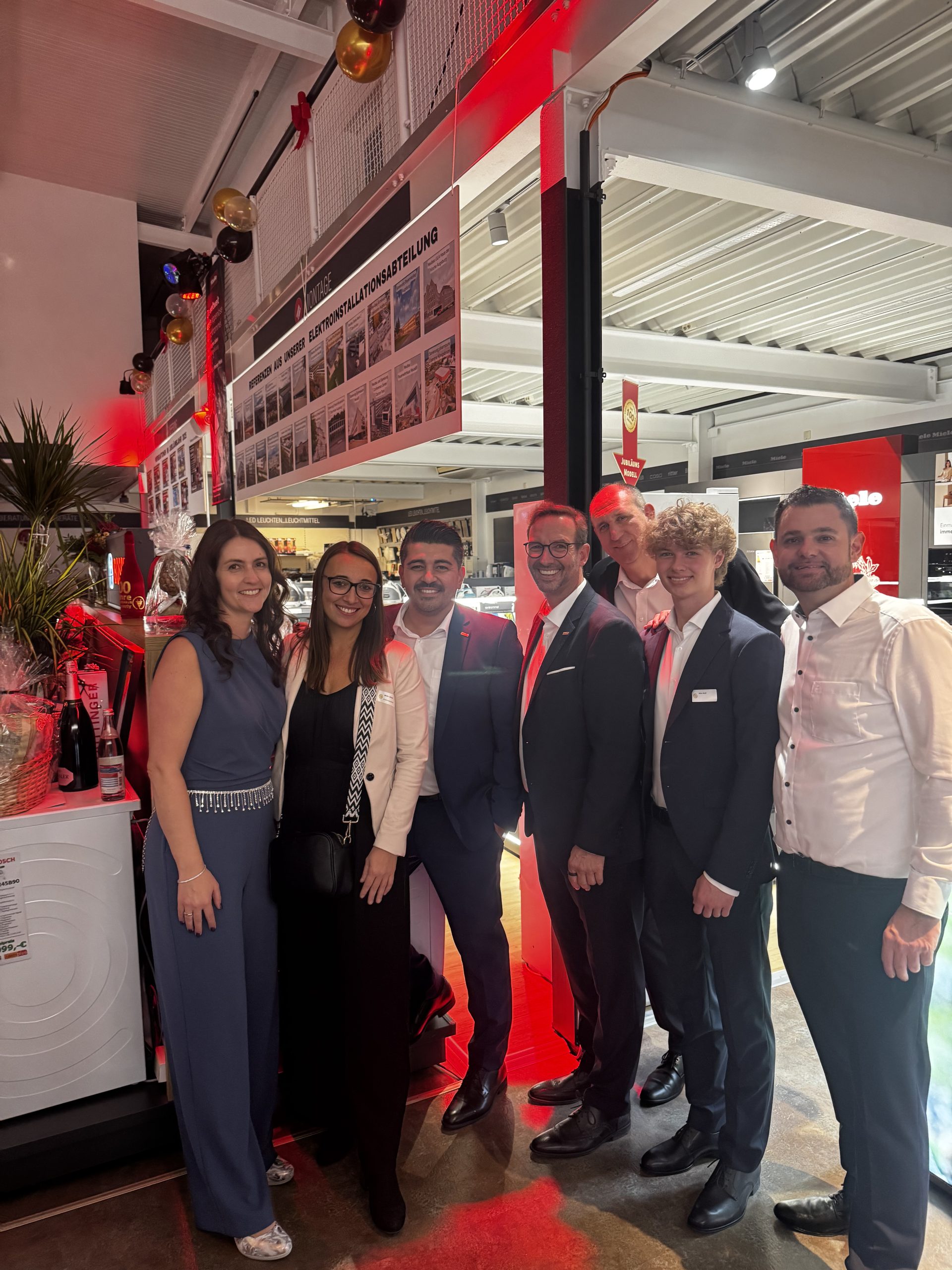 (v.l.n.r.) Tanja Zimmerly (Prokuristin, Zimmerly Elektro GmbH), Meike Ullrich (Senior Concept Managerin electroplus, EK Retail), Ali Uyar (Store Designer electroplus, EK Retail), Martin Wolf (General Manager EK Home Electrical Appliances, EK Retail), Daniel Kullmann (Head of Public Affairs, EK Retail), Wim Wolf, Bernd Zimmerly (Geschäftsführer, Zimmerly Elektro GmbH) feiern das 100-jährige Jubiläum von Elektrohaus Zimmerly.
