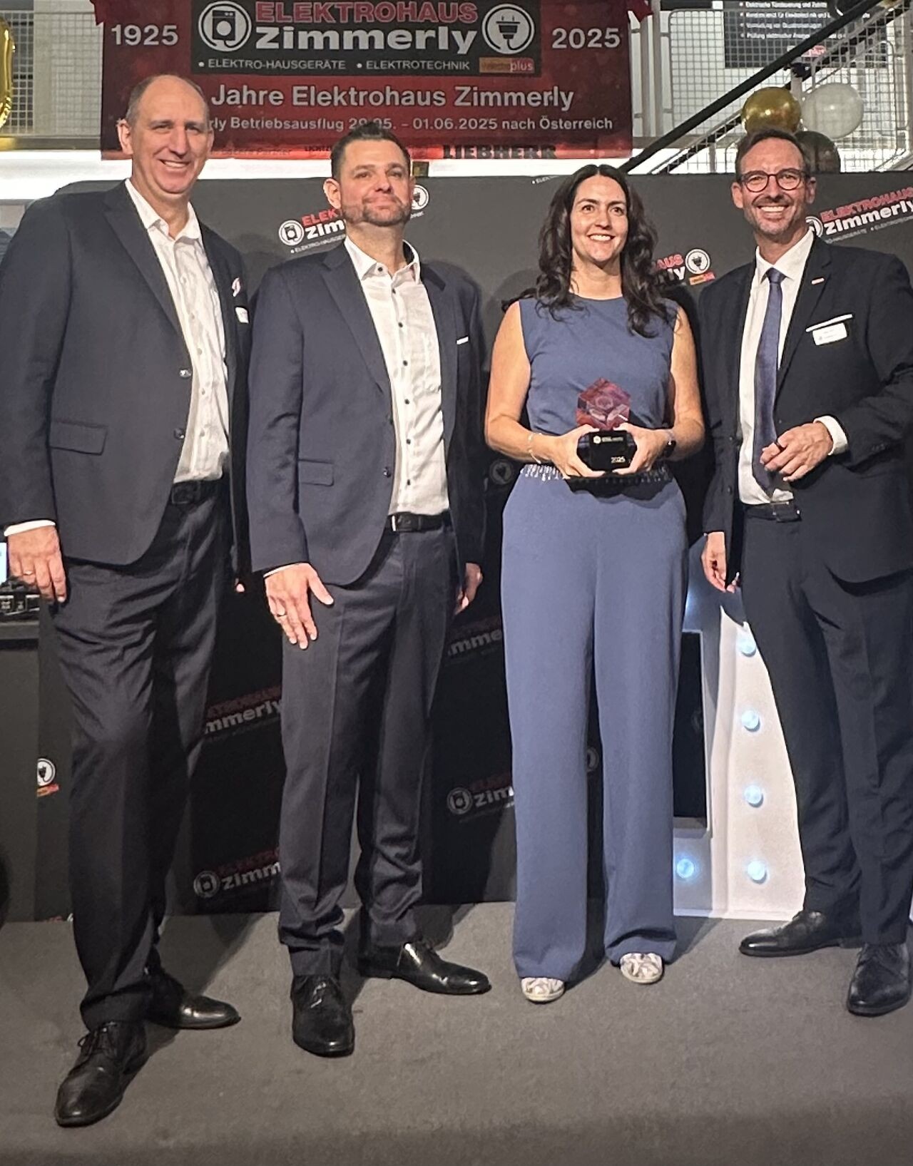 Übergabe des European Retail Awards: (v.l.n.r.) Daniel Kullmann (Head of Public Affairs, EK Retail), Bernd Zimmerly (Geschäftsführer, Zimmerly Elektro GmbH), Tanja Zimmerly (Prokuristin, Zimmerly Elektro GmbH) und Martin Wolf (General Manager EK Home Electrical Appliances, EK Retail)