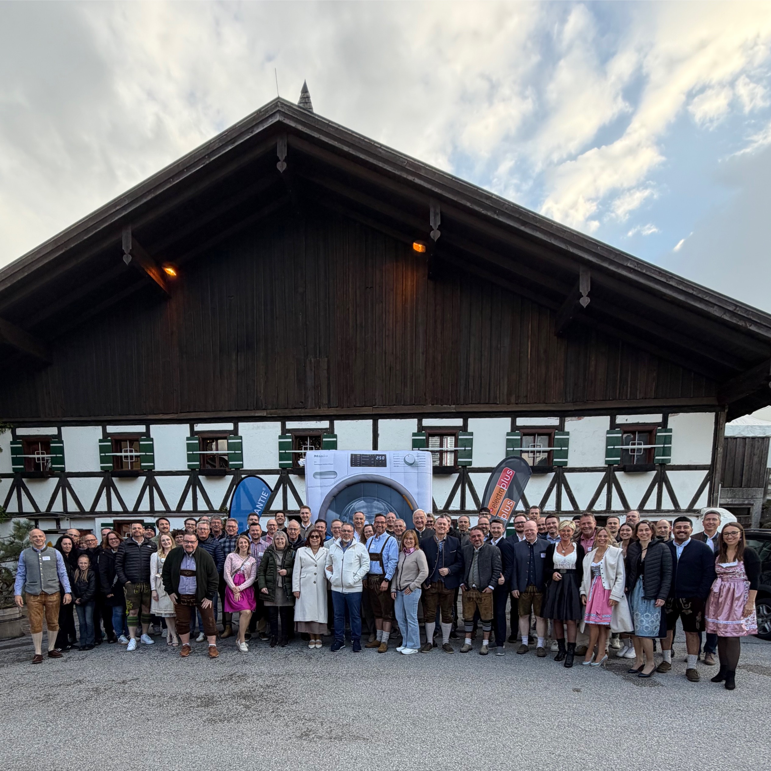 Die Teilnehmerinnen und Teilnehmer des electroplus küchenplus KIQ-Event vor der Zistelalm.