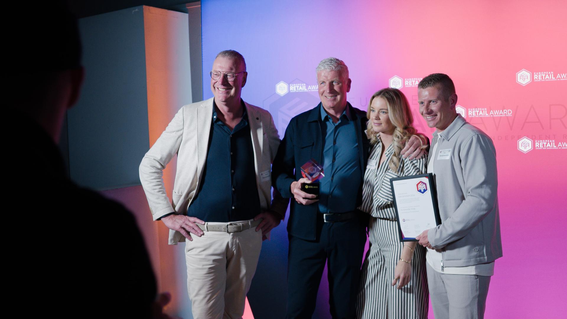 Eigenaren van het familiebedrijf Konijnendijk Mode uit Zuid-Beijerland hebben gisteravond in het Duitse Bielefeld een European Retail Award gewonnen (foto boven). Die award is een initiatief van de internationale retailserviceorganisatie EK Retail, moederbedrijf van winkelformules als INTERSPORT en Hubo. Onder sfeerbeelden van Konijnendijk Mode.
