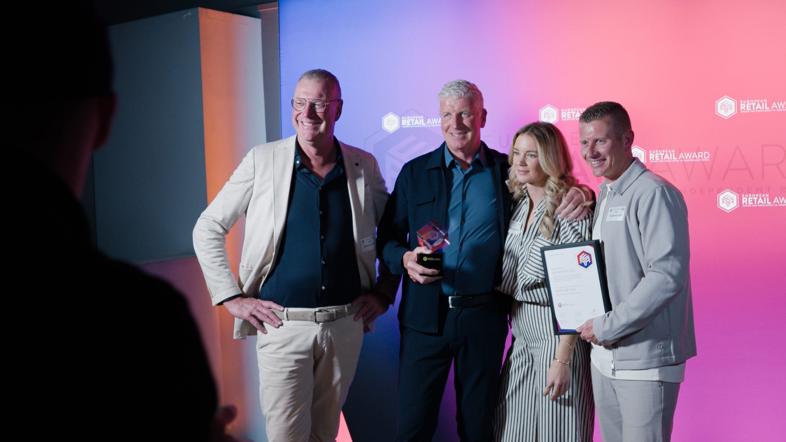 Familie Konijnendijk mit (v. l. n. r.) Marius, Paul, Daisy und Nick Konijnendijk von Konijnendijk Mode mit dem European Retail Award in der  Kategorie „Outstanding Customer Experience“.