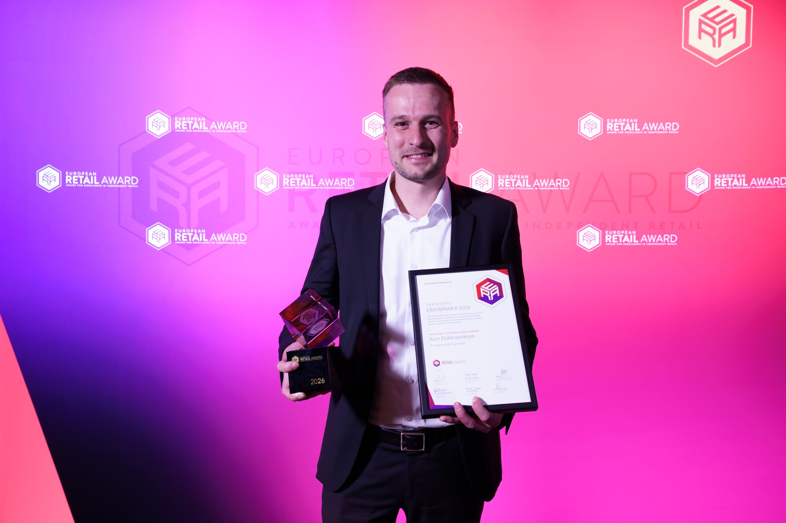 Jakob Haizmann (Geschäftsleitung, Kurz Elektrozentrum) mit dem European Retail Award in der Kategorie „Boosting Customer Involvement“.