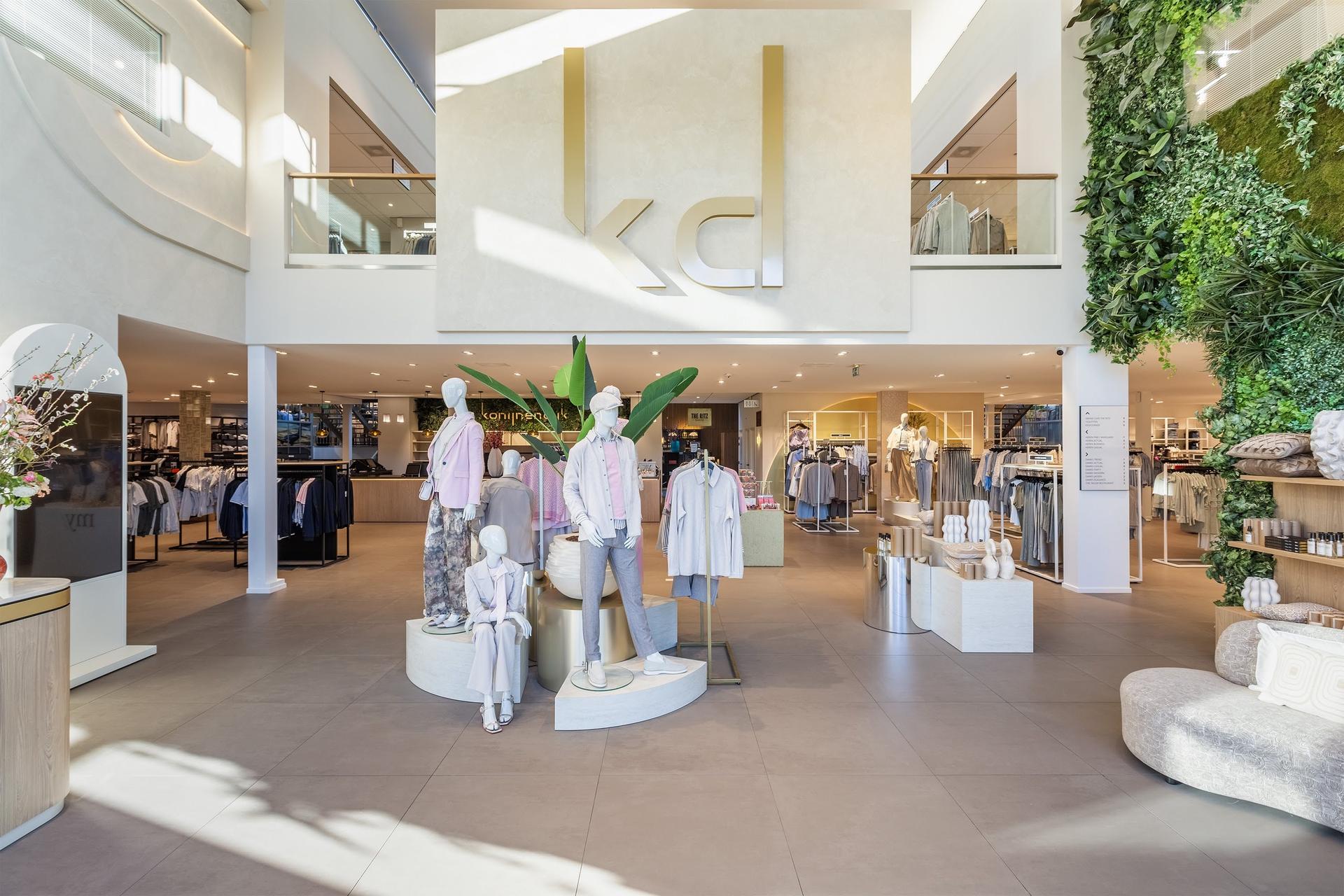 Eigenaren van het familiebedrijf Konijnendijk Mode uit Zuid-Beijerland hebben gisteravond in het Duitse Bielefeld een European Retail Award gewonnen (foto boven). Die award is een initiatief van de internationale retailserviceorganisatie EK Retail, moederbedrijf van winkelformules als INTERSPORT en Hubo. Onder sfeerbeelden van Konijnendijk Mode.