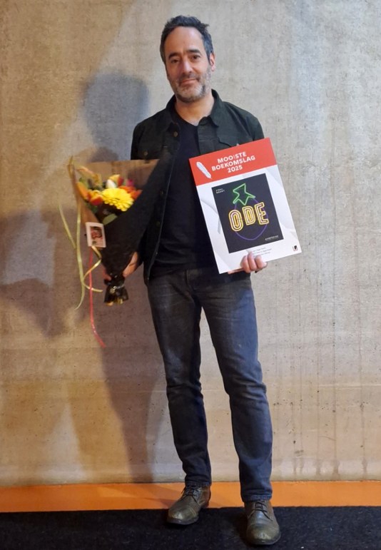 Winnaar Jigal Krant ontving de oorkonde op de Libris Blz.-boekenbeurs in Apeldoorn