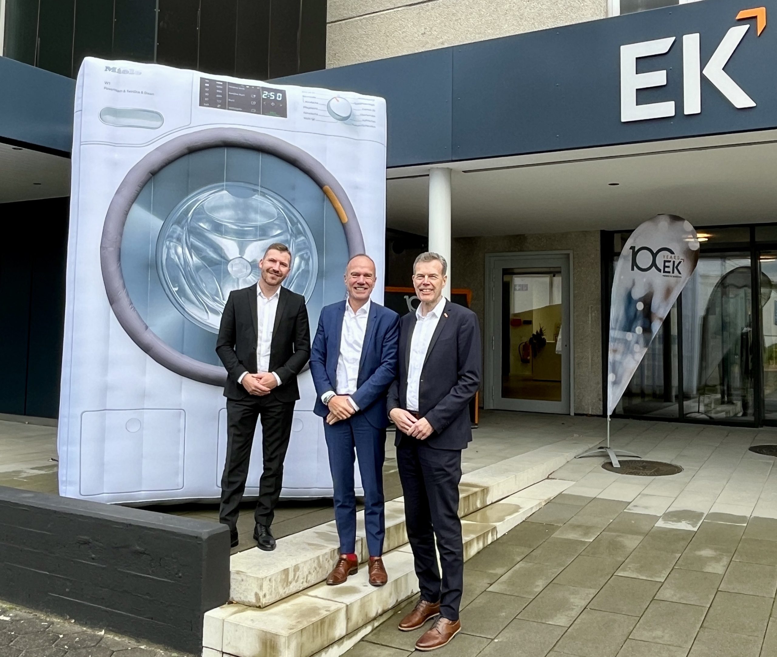 electroplus küchenplus und Miele feiern Kampagnenerfolg mit deutlichem Umsatz plus. (v.l.n.r.) Alexander Morkus (Key Account Manager, Miele Vertriebsgesellschaft Deutschland KG), Jörg Bachert (Leiter Vertrieb Elektrohandel, Miele Vertriebsgesellschaft Deutschland KG) und Franz Schreckenberg (Team Lead Category Management Electro, EK Retail).
