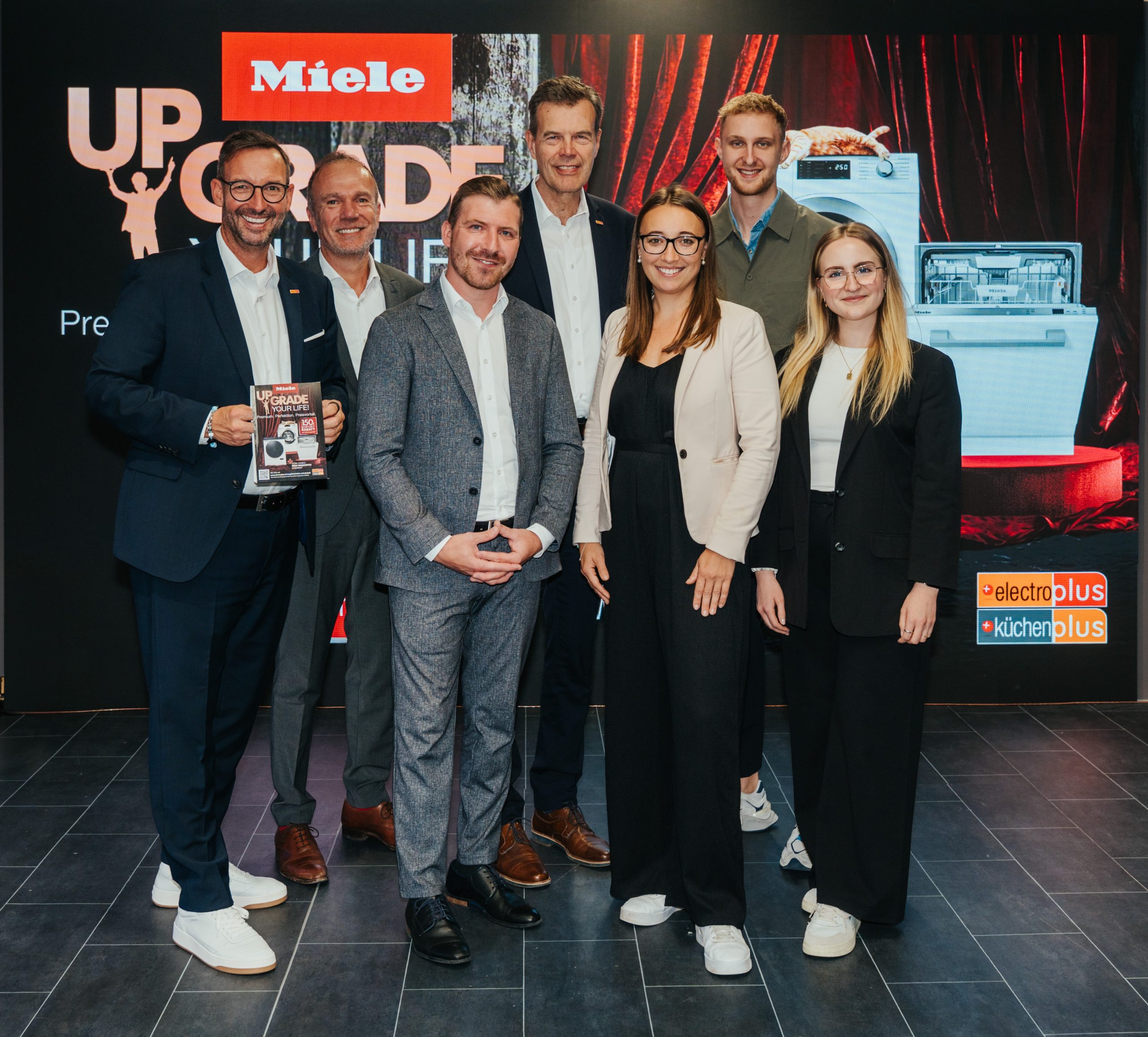 electroplus küchenplus und Miele präsentieren ihre Kampagne „Upgrade your Life!“  v.l.n.r: Martin Wolf (General Manager EK Home Electrical Appliances, EK Retail), Jörg Bachert  (Leiter Vertrieb Elektrohandel, Miele Vertriebsgesellschaft Deutschland KG), Alexander  Morkus (Key Account Manager, Miele Vertriebsgesellschaft Deutschland KG), Franz  Schreckenberg (Team Lead Category Management Electro, EK Retail), Meike Ullrich (Senior  Concept Managerin electroplus, EK Retail), Paul Süwer (Team Lead Marketing and E Commerce, EK Retail) und Pia Strieder (E-Commerce Manager, EK Retail)